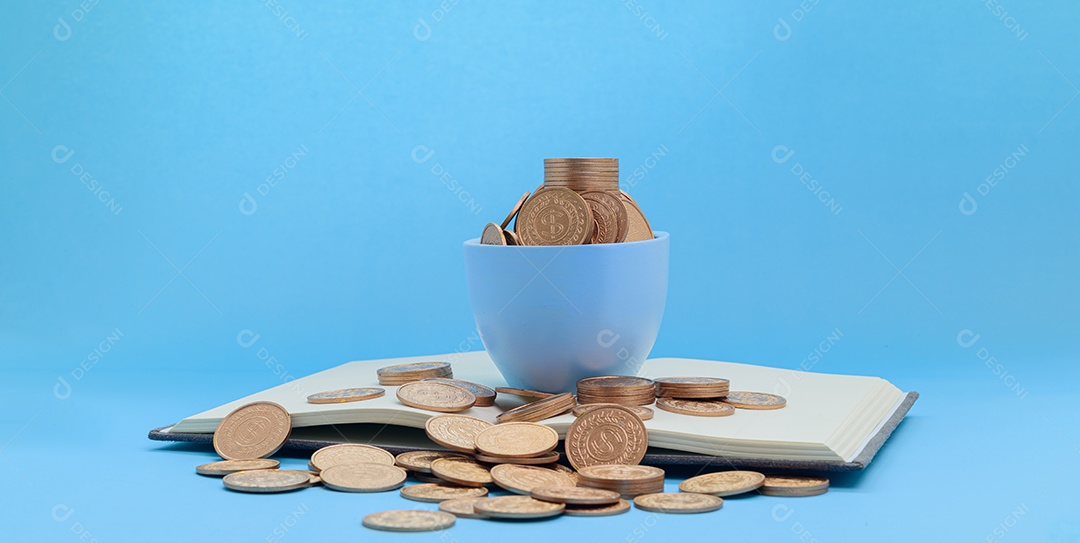 Financiamento de negócios de dinheiro crescente e conceito de investimento de dinheiro empilhado moedas