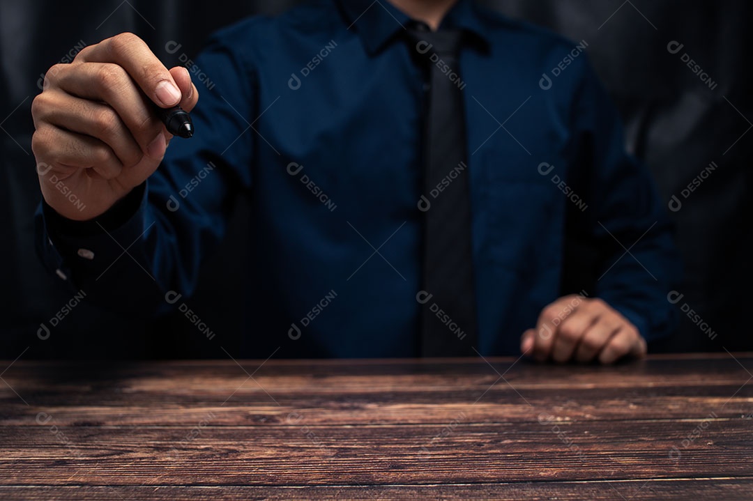 Pessoa usando smartphones para trabalhar e se divertir.