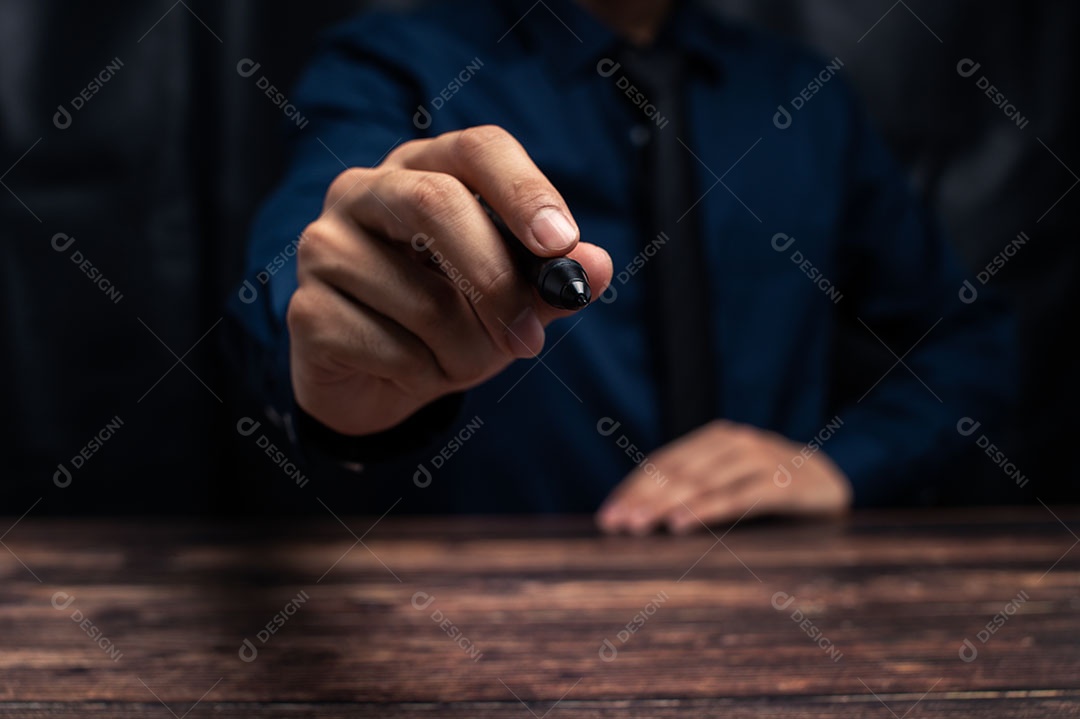 Pessoa usando uma caneta para escrever digitalmente