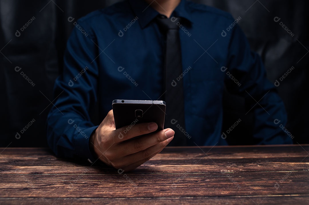 Pessoa usando smartphones para trabalhar e se divertir.