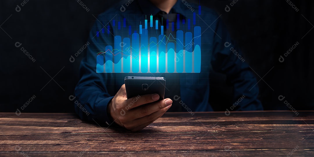 Pessoa usando smartphones para trabalhar e se divertir.