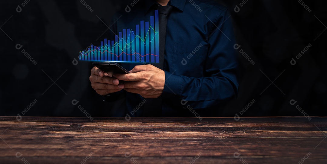 Pessoa usando smartphones para trabalhar e se divertir.