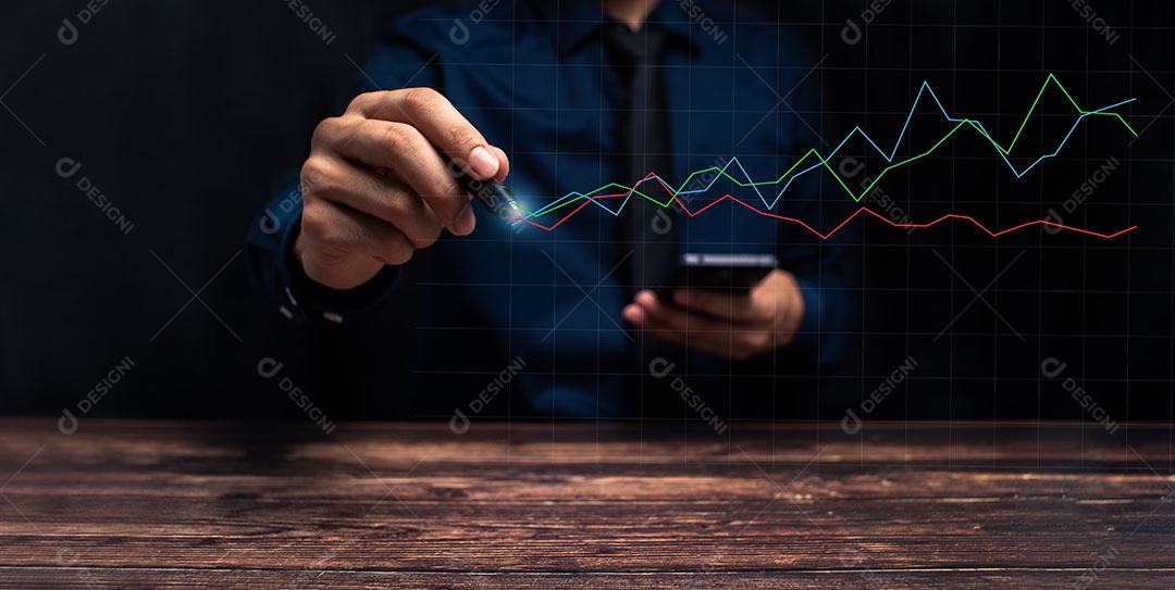 Pessoa usando smartphones para trabalhar e se divertir.