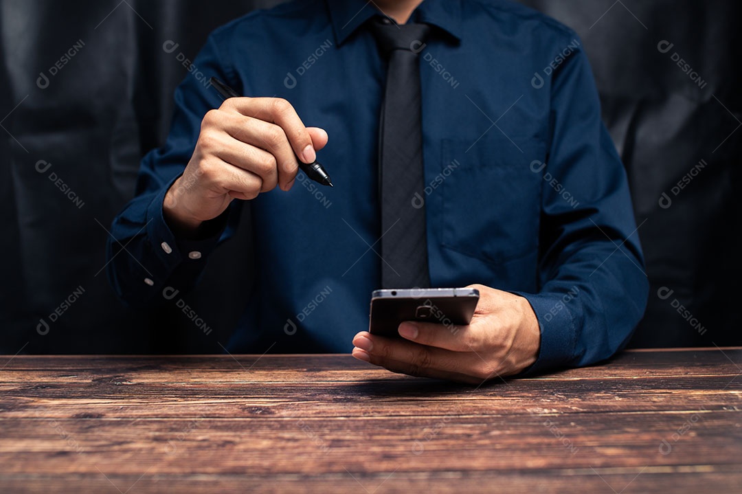 Pessoa usando smartphones para trabalhar e se divertir.