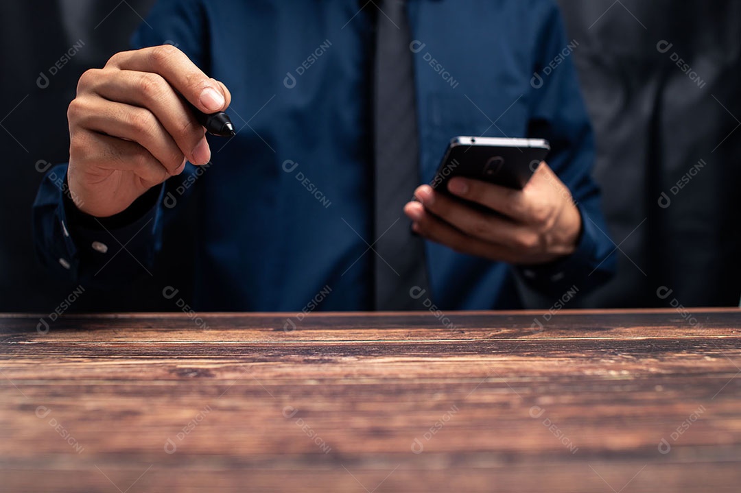 Pessoa usando smartphones para trabalhar e se divertir.