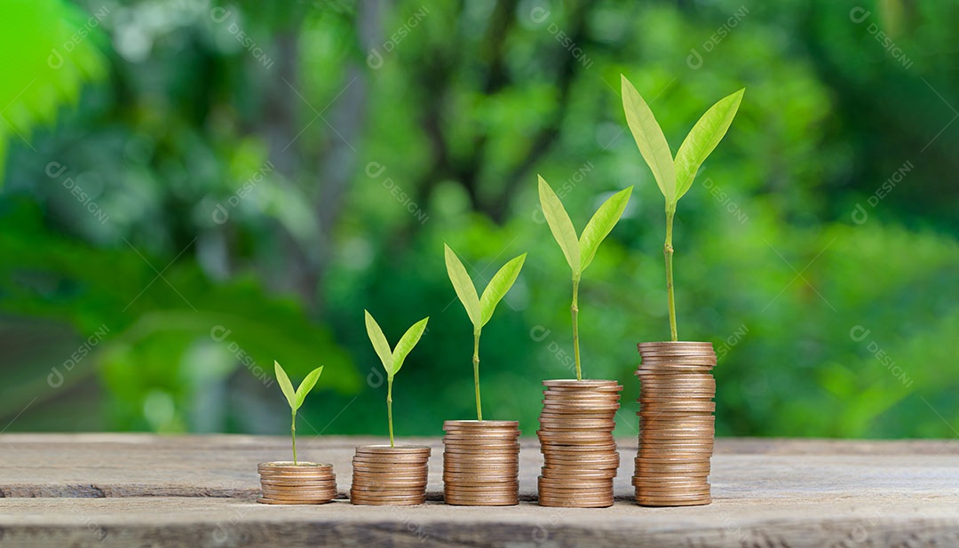 Moedas empilhadas de conceito investem estoque economizam dinheiro