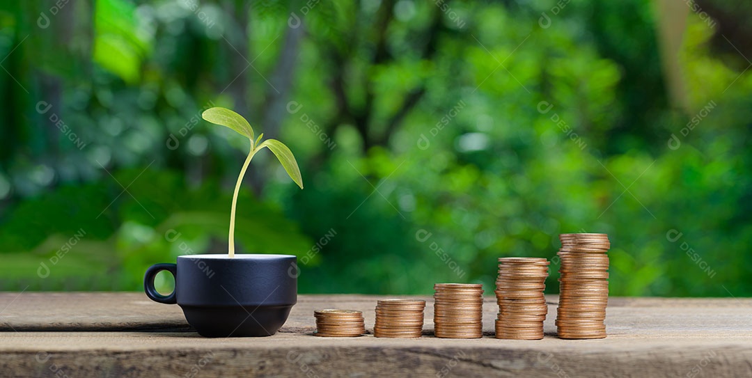 Moedas empilhadas de conceito investem estoque economizam dinheiro