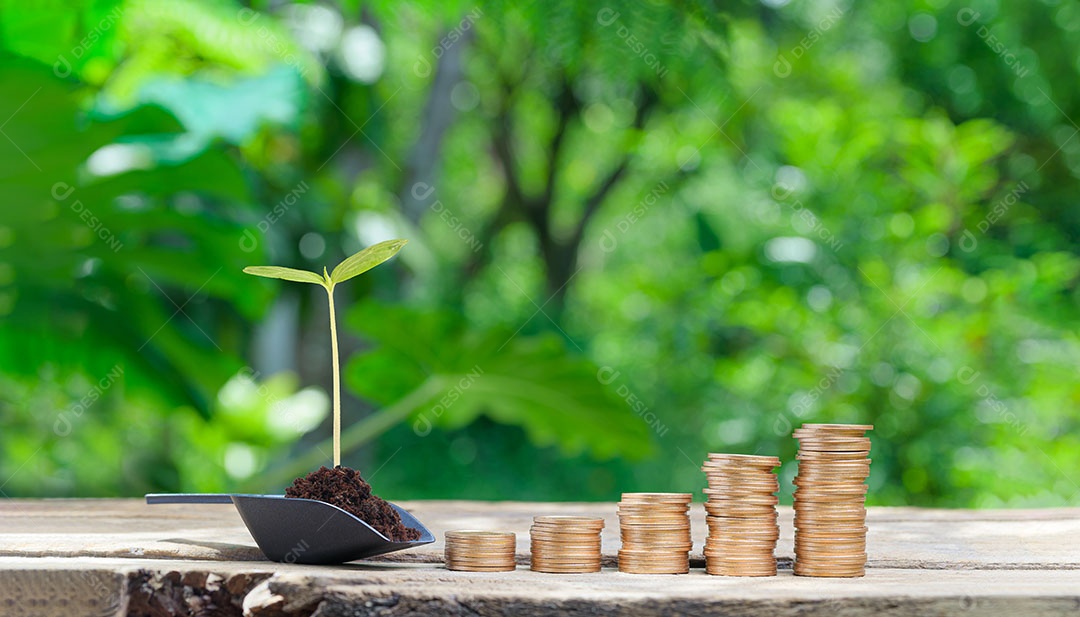 Moedas empilhadas de conceito investem estoque economizam dinheiro