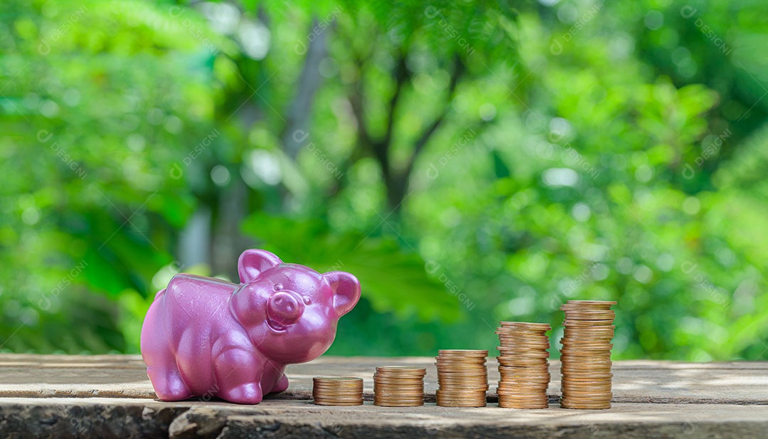 Moedas empilhadas de conceito investem estoque economizam dinheiro