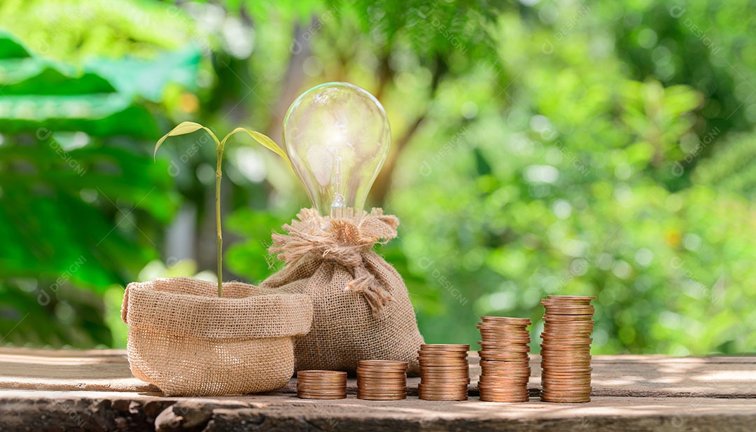 Moedas empilhadas de conceito investem estoque economizam dinheiro