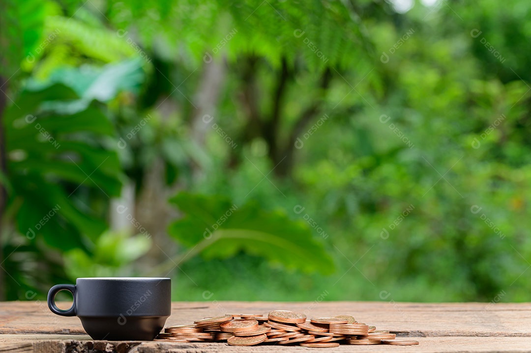 Moedas empilhadas de conceito investem estoque economizam dinheiro