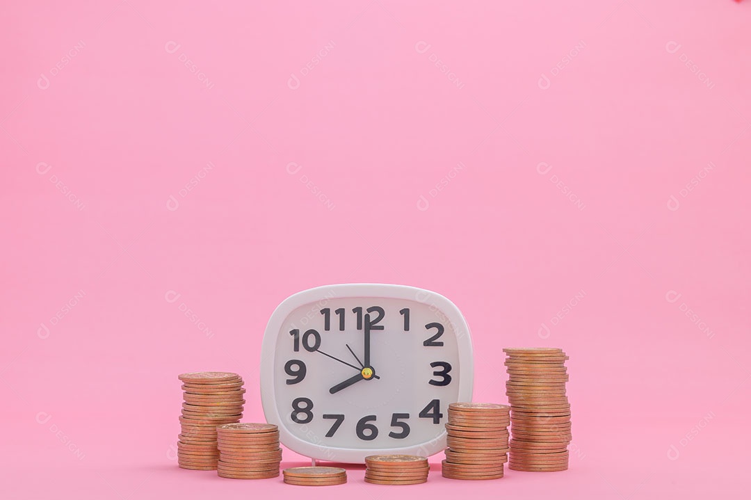 Estoques de crescimento financeiro de conceito de moeda empilhada investem receita de impostos