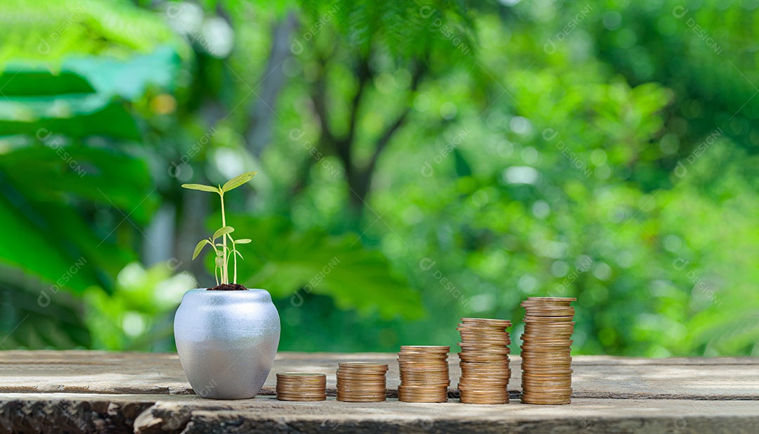 Moedas empilhadas de conceito investem estoque economizam dinheiro