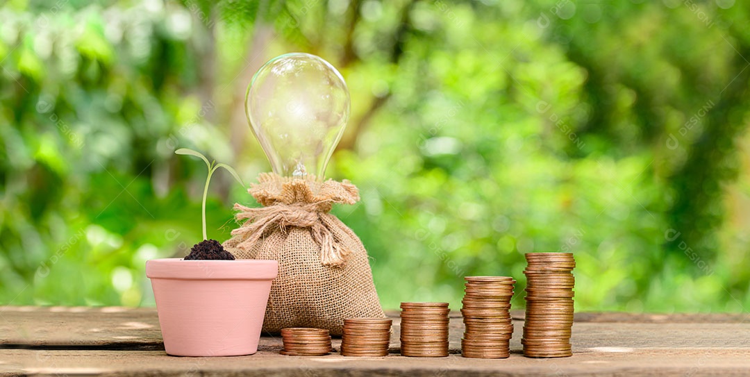 Moedas empilhadas de conceito investem estoque economizam dinheiro