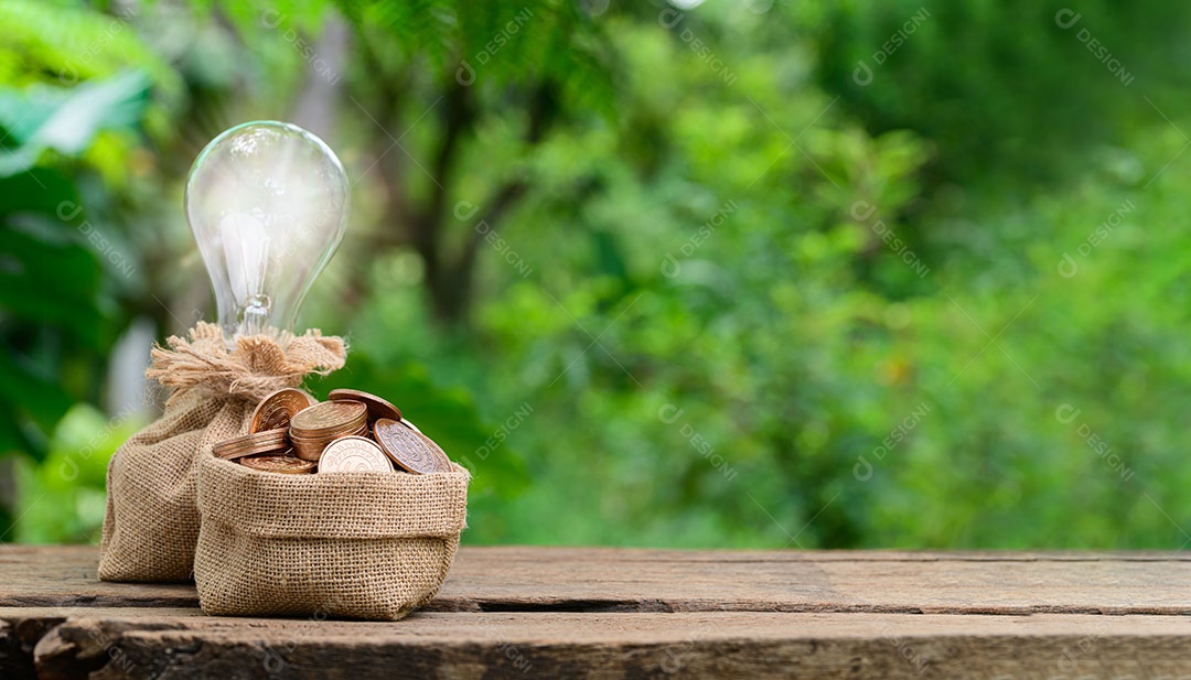 Moedas empilhadas de conceito investem estoque economizam dinheiro