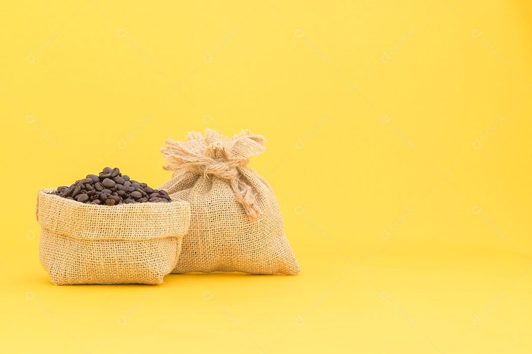 Cena de fundo amarelo de grãos de café terminais