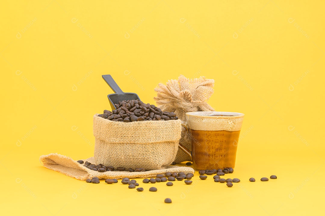 Canecas de café e grãos de café, bebidas energéticas