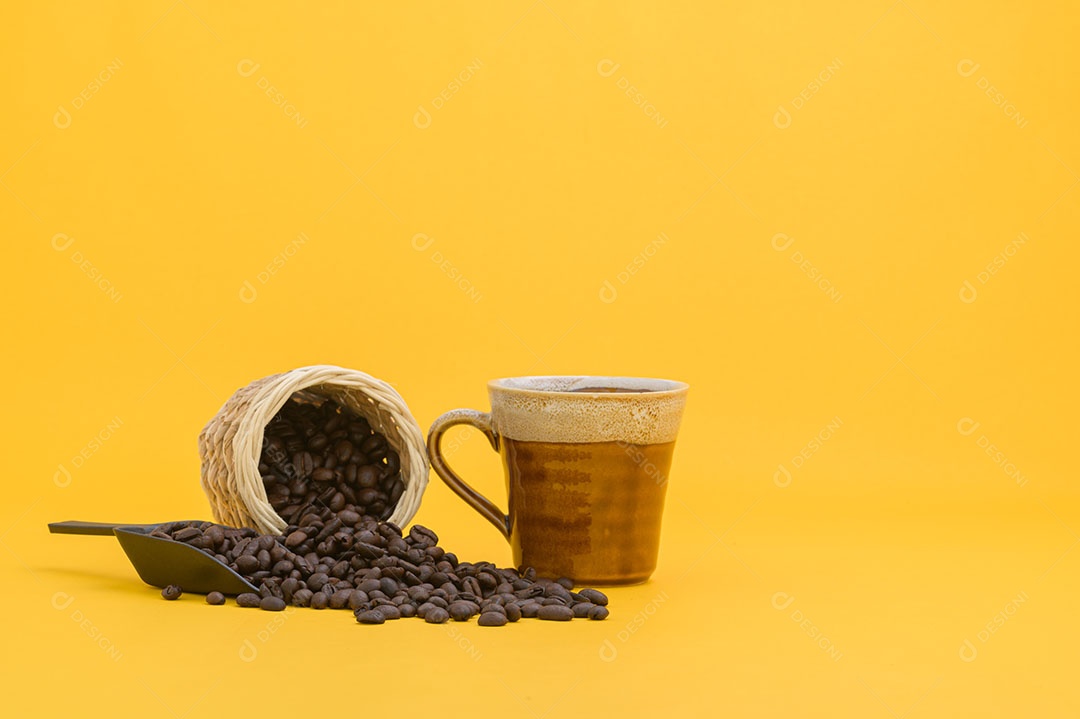 Canecas de café e grãos de café, bebidas energéticas