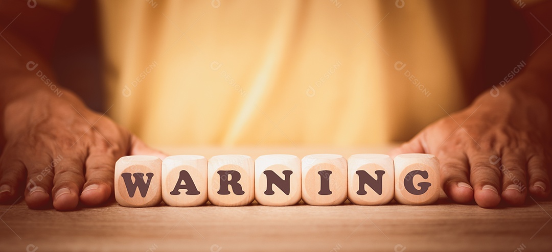 Blocos de madeira colocados na frente do homem e a guerra da mensagem