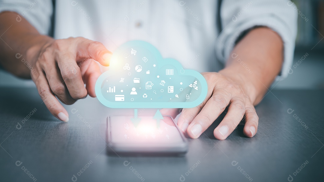 Os homens de negócios usam smartphones para comunicações de dados de rede através