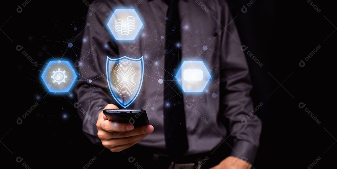 Empresário com símbolo de proteção de dados