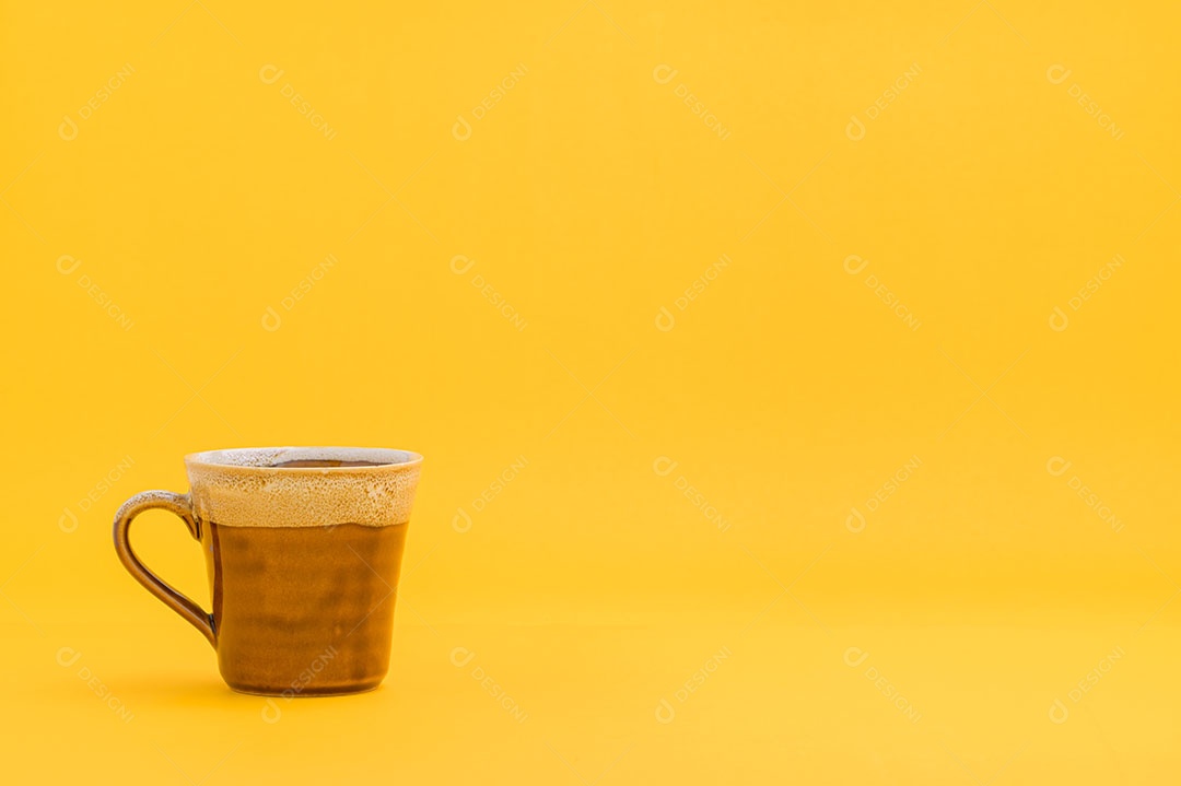 Copo, caneca de café com fundo amarelo