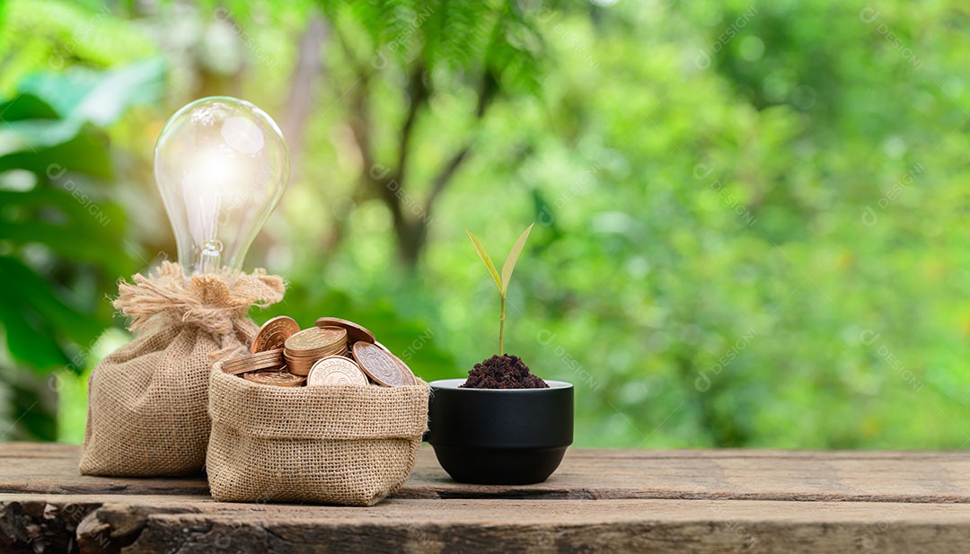 Moedas empilhadas de conceito investem estoque economizam dinheiro