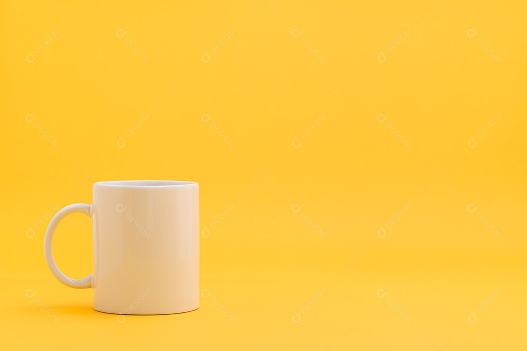 Copo, caneca de café com fundo amarelo