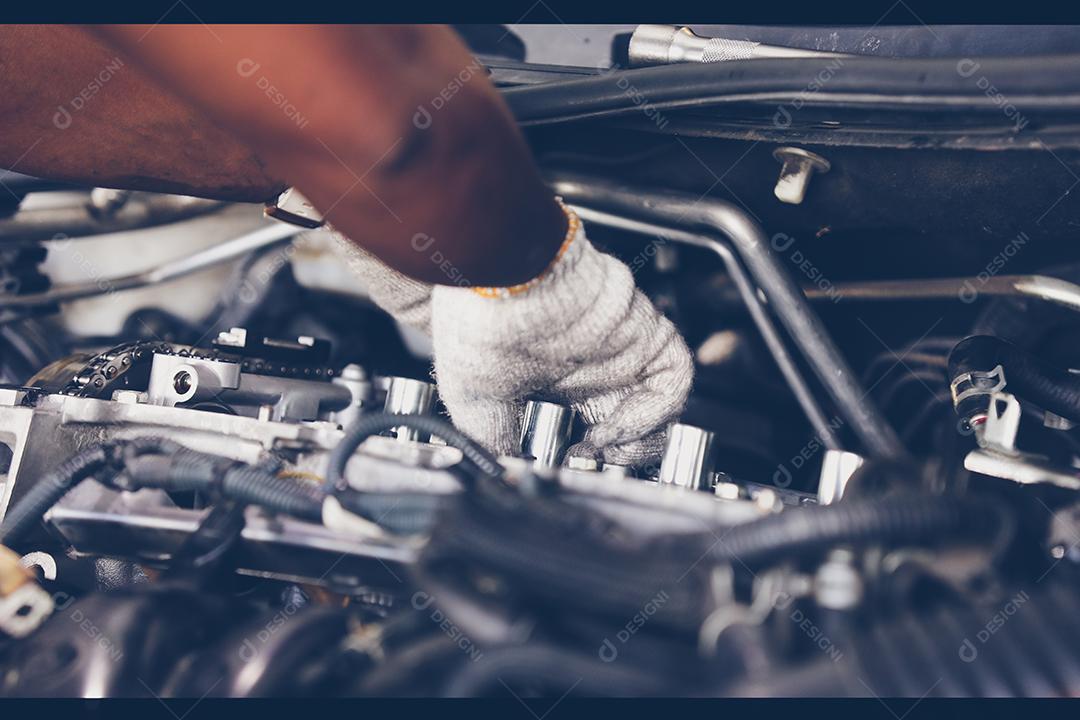 Mãos de mecânico de automóveis, reparando o carro