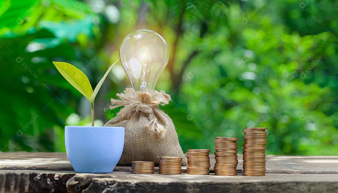 Moedas empilhadas de conceito investem estoque economizam dinheiro