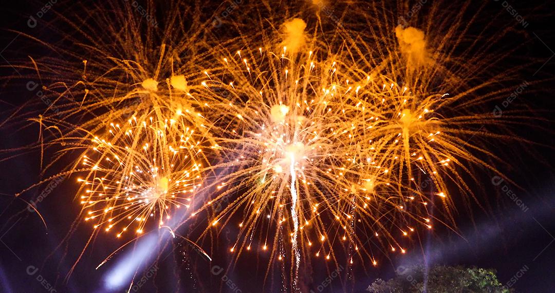 Celebração de Ano Novo Fogos de artifício coloridos iluminam o céu com uma exibição deslumbrante