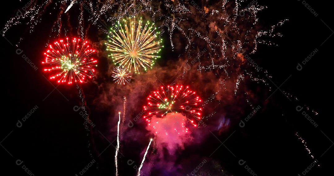 Celebração de Ano Novo Fogos de artifício coloridos iluminam o céu com uma exibição deslumbrante