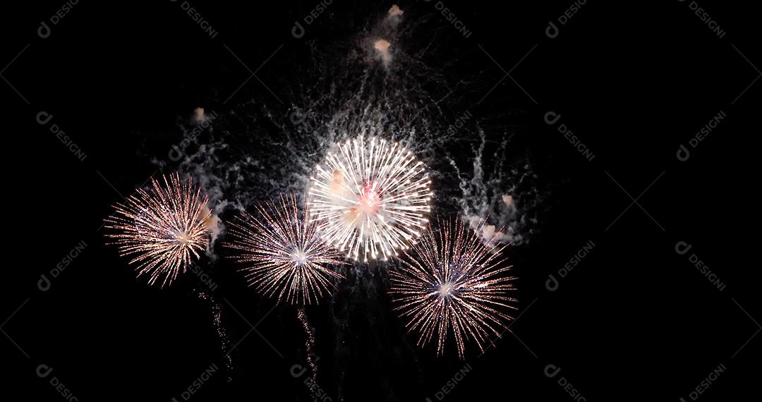 Celebração de Ano Novo Fogos de artifício coloridos iluminam o céu com uma exibição deslumbrante