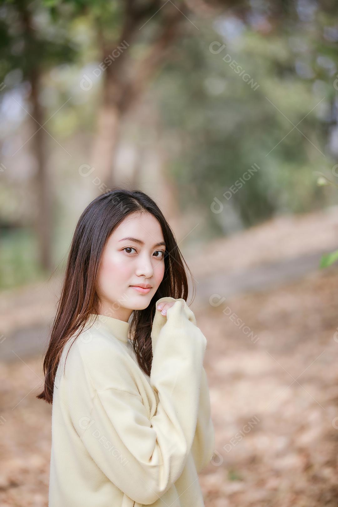 Linda mulher asiática sorrindo feliz e vestindo roupas quentes retrato de inverno e outono ao ar livre no parque