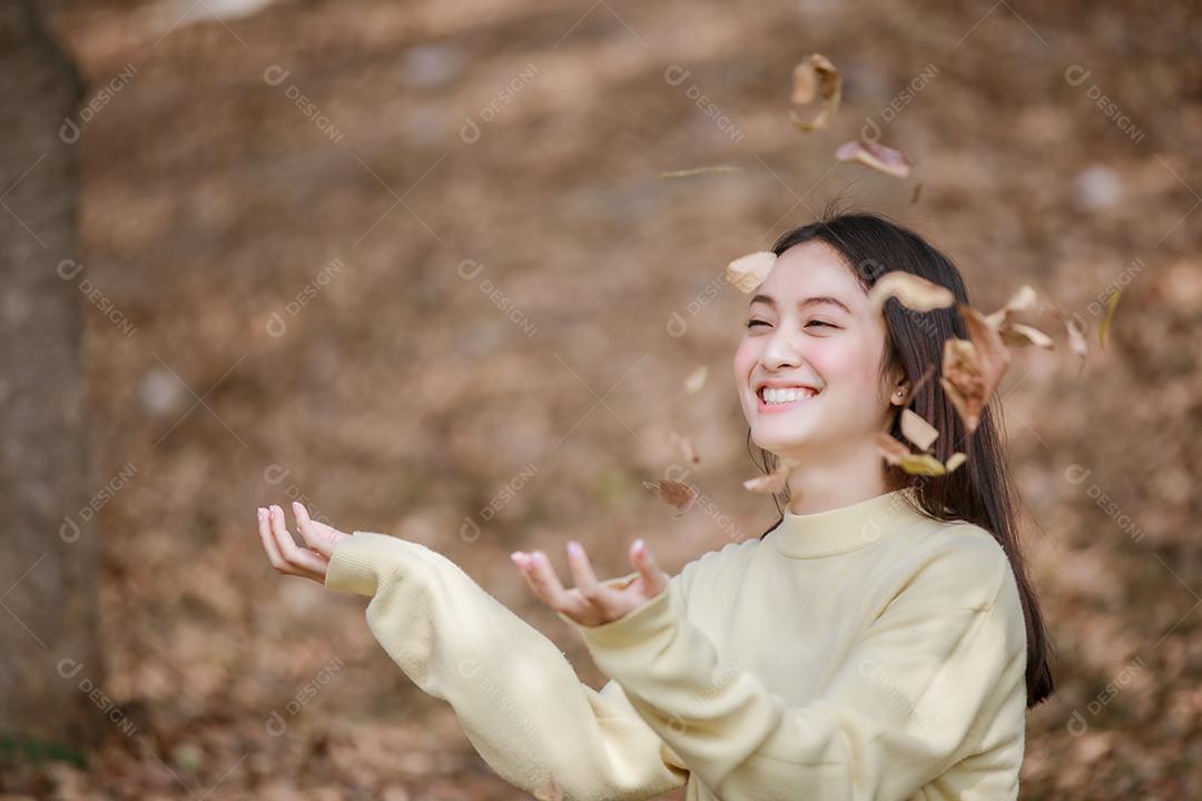 Linda mulher asiática sorrindo feliz e vestindo roupas quentes retrato de inverno e outono ao ar livre no parque