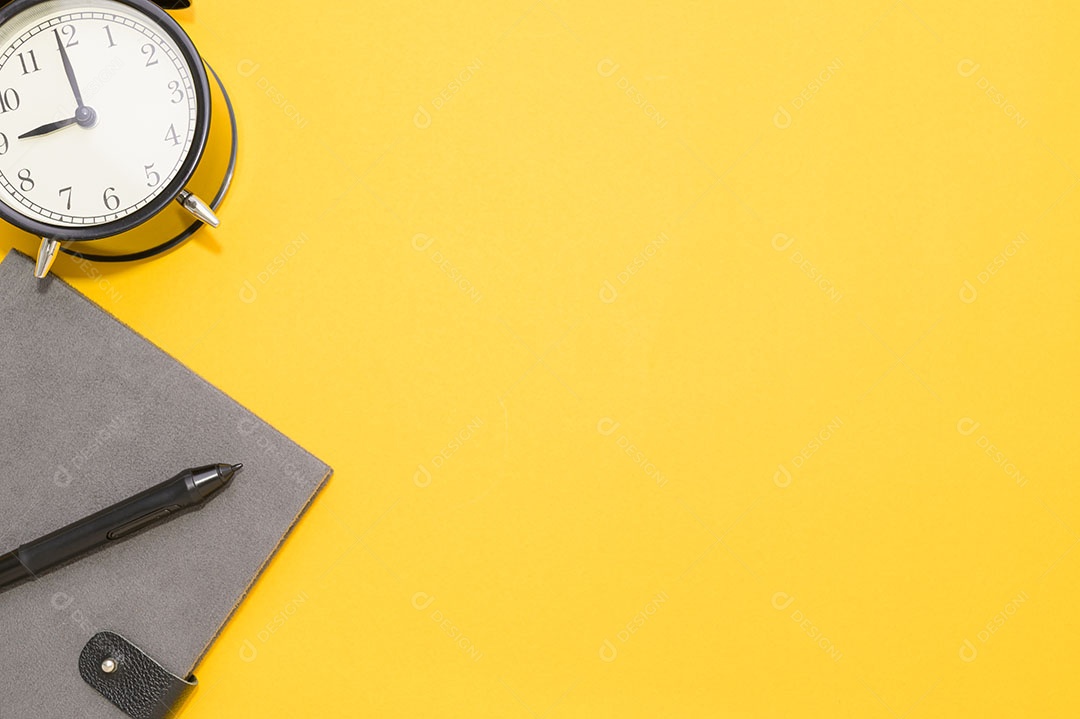 Um relógio é um dispositivo que determina as atividades diárias.