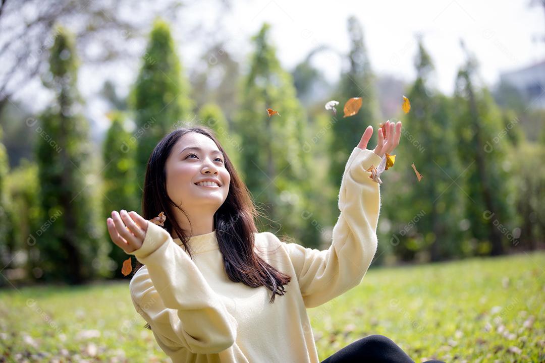 Linda mulher asiática sorrindo feliz e vestindo roupas quentes retrato de inverno e outono ao ar livre no parque