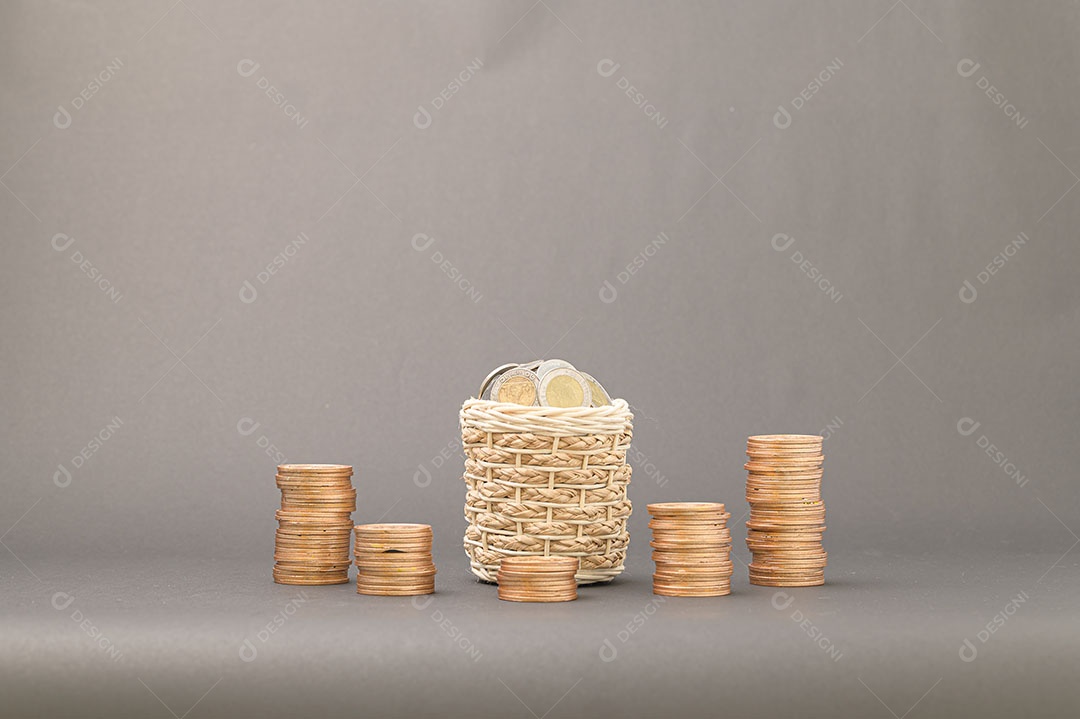 Conceito de moedas empilhadas Finanças para aumentar a renda, investir em ações
