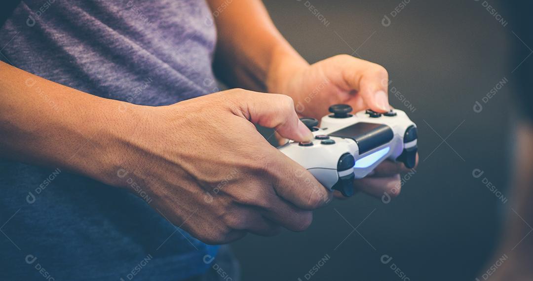 Homem asiático amigos competitivos jogando videogame e animados e alegres em casa