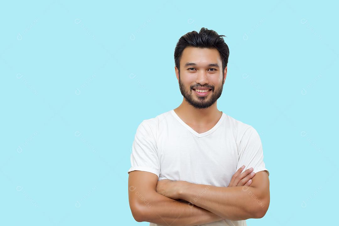 Homem bonito asiático com bigode, sorrindo e rindo isolado no fundo azul