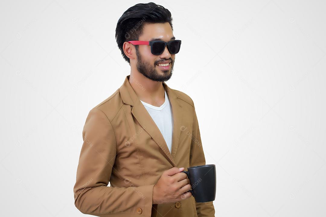 Retrato de um jovem empresário asiático bonito segurando a xícara de café. Isolado no fundo branco.