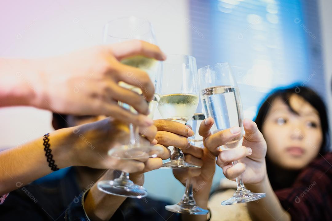 Grupo asiático de amigos festejando com cerveja alcoólica bebe