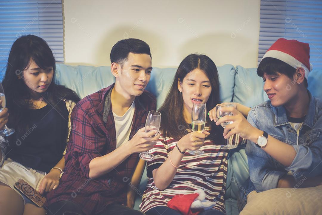 Grupo asiático de amigos festejando com bebidas alcoólicas de cerveja e jovens desfrutando de um bar brindando coquetéis.