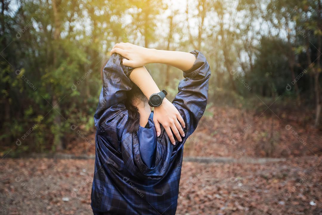 Mulher atlética ásia aquecendo e jovem atleta feminina exercitando e esticando em um parque antes do corredor ao ar livre