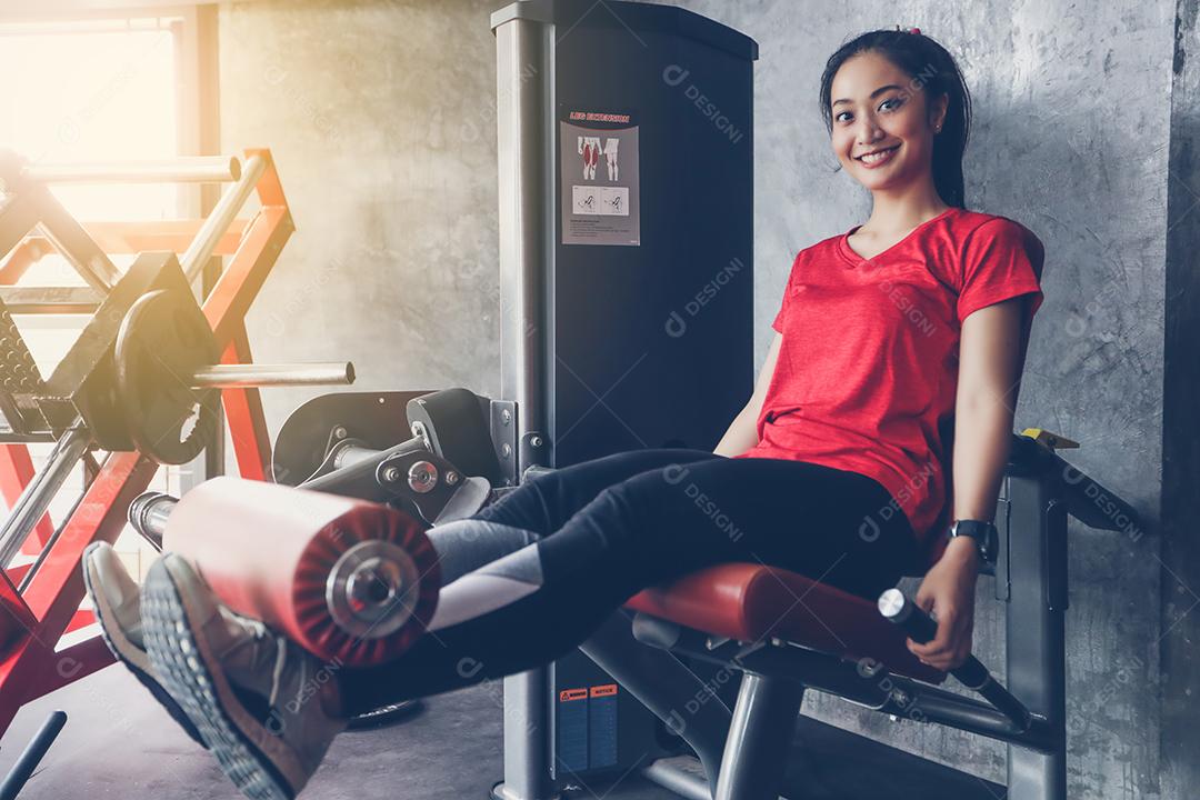 Mulher apto muscular exercitando a construção de músculos e fitness mulher fazendo exercícios no ginásio