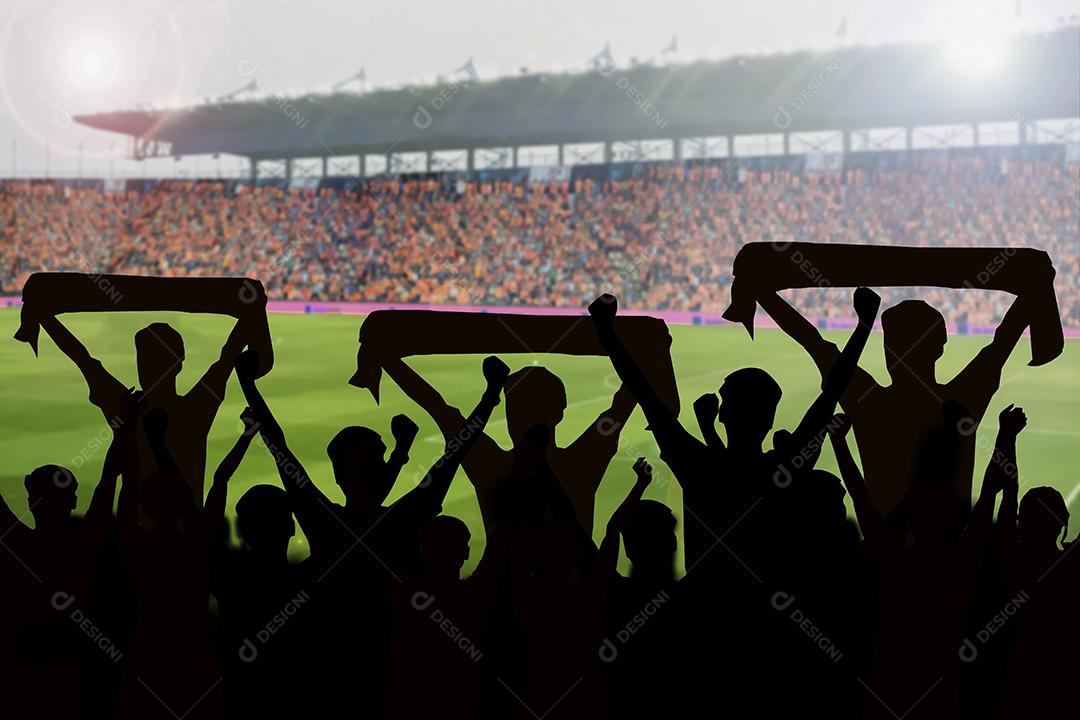 silhuetas de fãs de futebol em uma partida e espectadores no estádio de futebol
