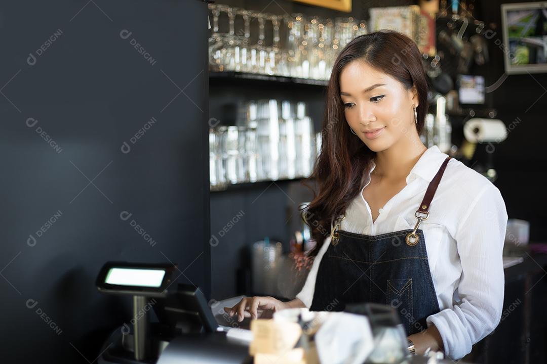 Mulher asiática Barista sorrindo e usando máquina de café no balcão da cafeteria - Mulher trabalhadora