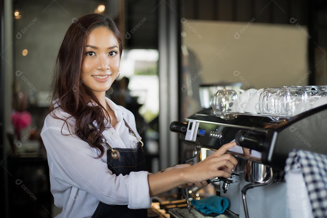 Mulher asiática Barista sorrindo e usando máquina de café no balcão da cafeteria - Mulher trabalhadora