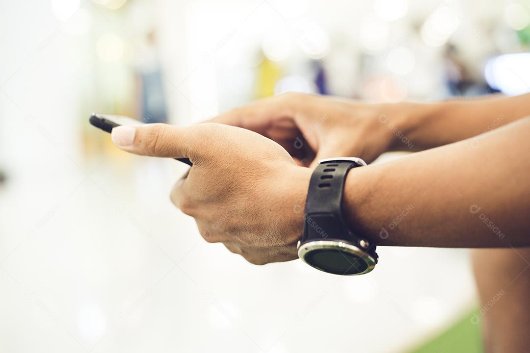 Homem asiático usando telefone para celular e mensagens de texto em seu celular