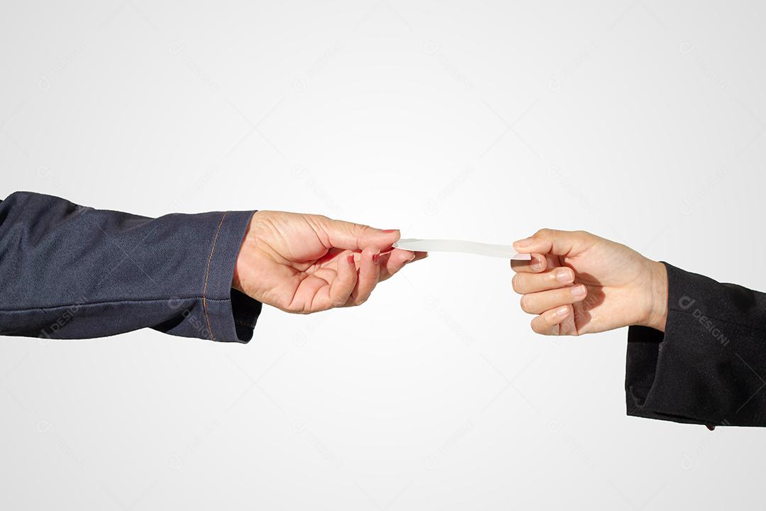 empresária ásia segurando e mostrado um cartão de visita em fundo branco